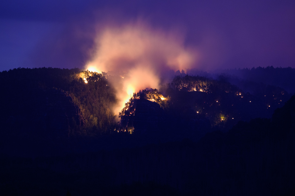 In der Sächsischen Schweiz erstreckte sich das Feuer bereits am Dienstagabend über 250 Hektar.