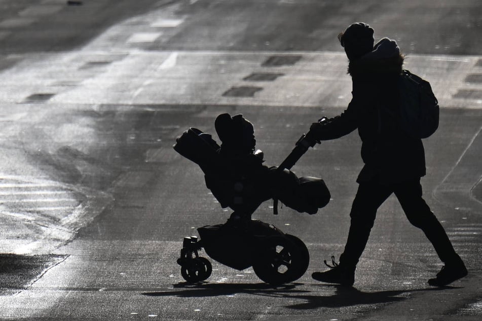 Škoda rammt Kinderwagen: Buggy überschlägt sich, Baby mit Hubschrauber in Klinik