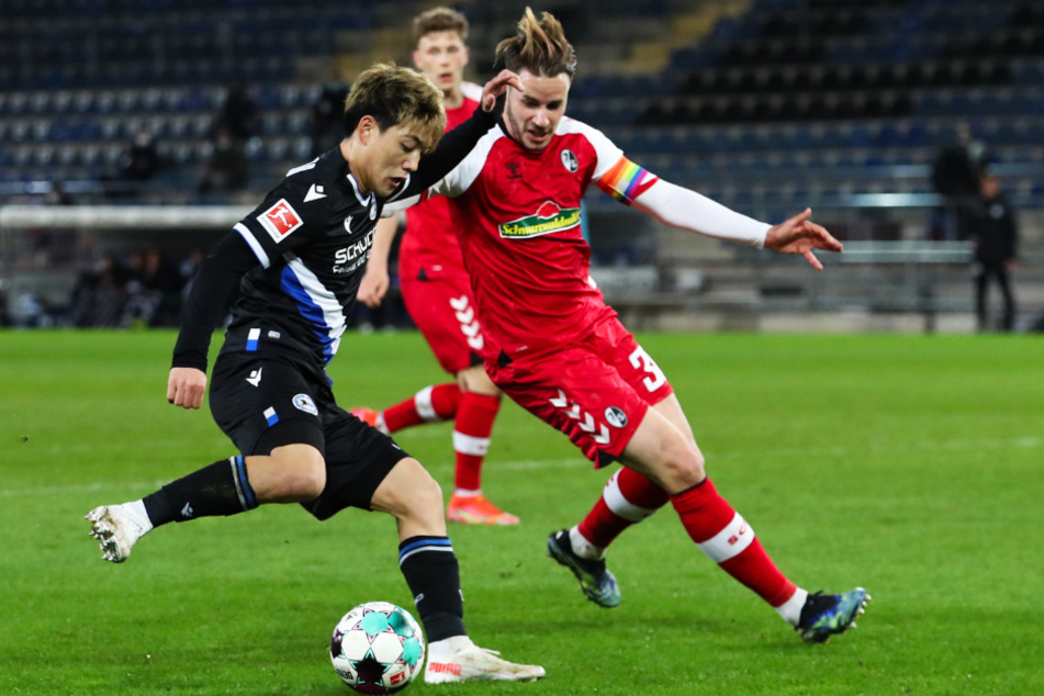 Bielefelds Ritsu Doan (22, l.) im Zweikampf mit Freiburgs Christian Günter.
