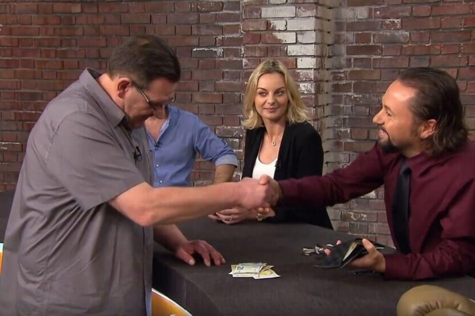 Wolfgang Pauritsch (54) legt ordentlich Geld für die Handschuhe auf den Tisch.