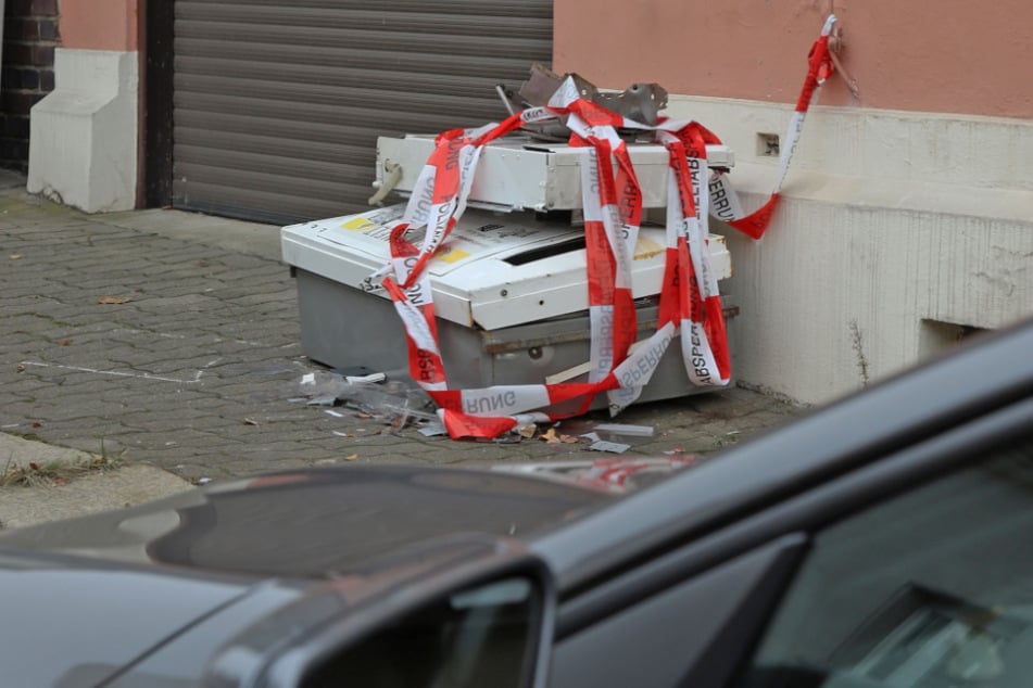 Der Zigarettenautomat wurde gesprengt. Polizeiband erinnert an den Einsatz in der Nacht.