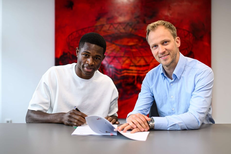 Christian Kofane (18, l.) entschied sich für Bayer Leverkusen.