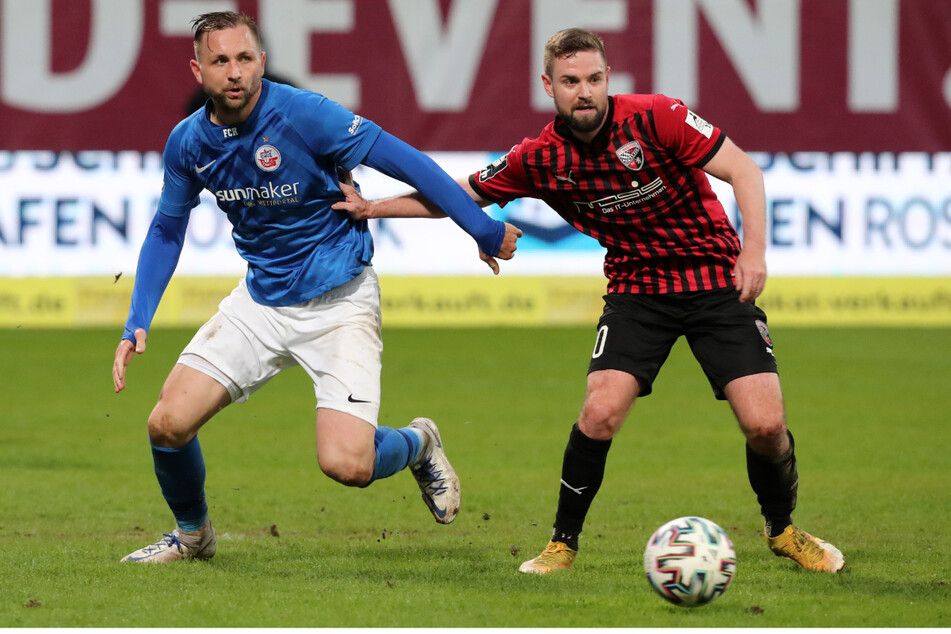 Auch Hansa Rostock um Torjäger John Verhoek (links) will aufsteigen. Im direkten Duell mit Ingolstadt und Marc Stendera hielt Rostock den FCI auf Abstand.