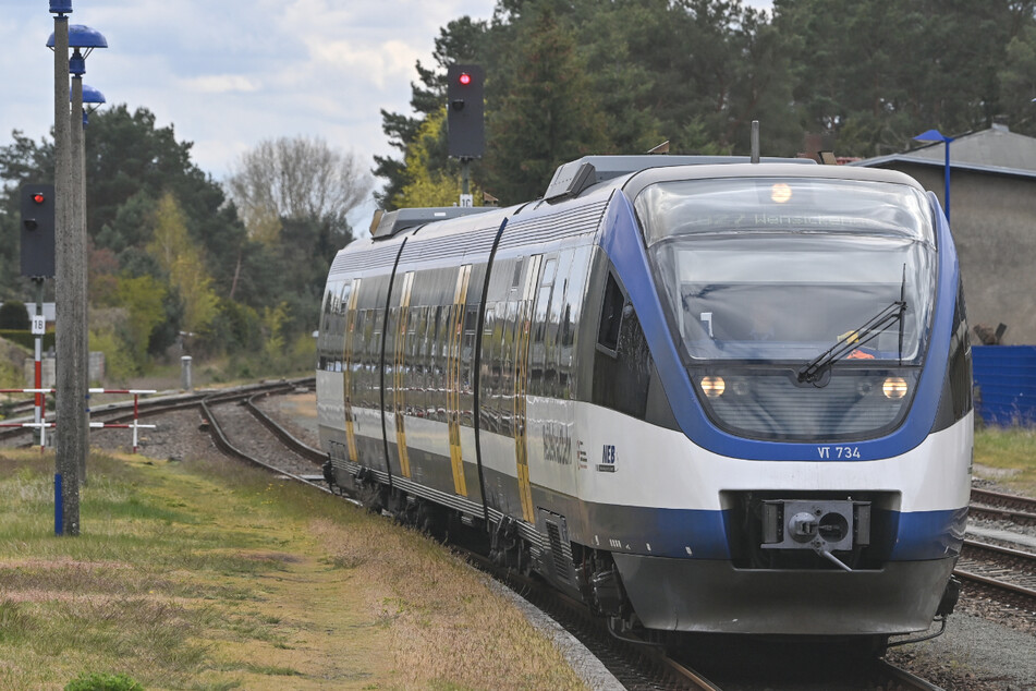 Zug verliert Wagen mit Fahrgästen: Kuriose Entschuldigung - "Das ist noch nie passiert"