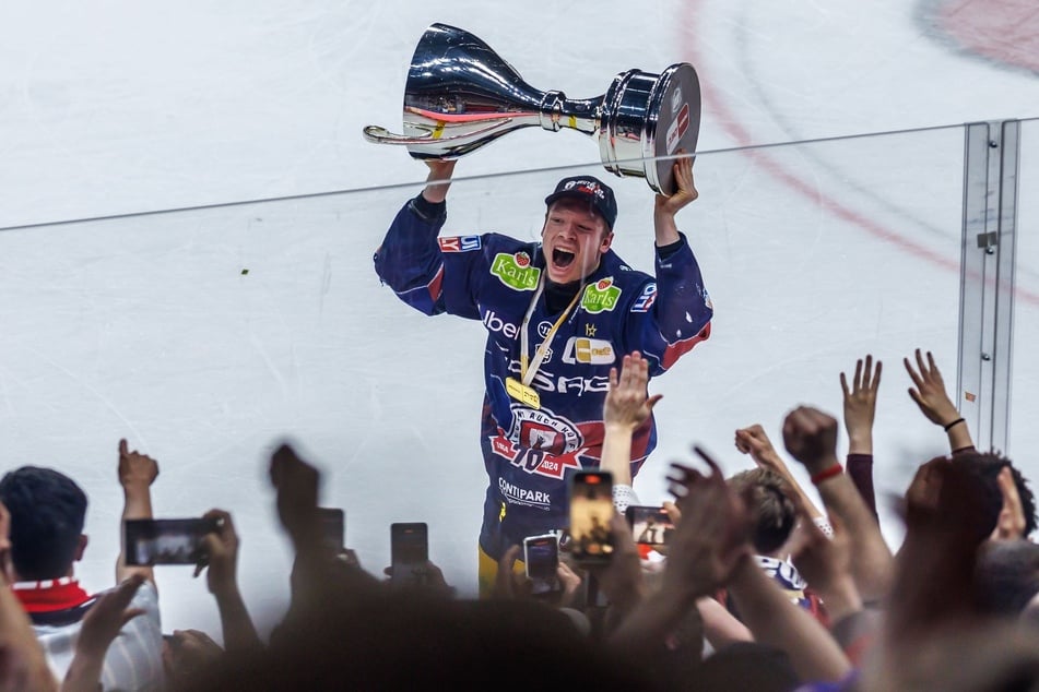 Im April feierte Jonas Müller noch mit dem Meister-Pokal und den Fans. In der aktuellen Saison gab's bisher wenig Grund zu jubeln.