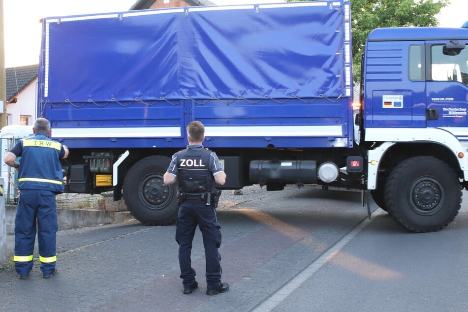 Das Technische Hilfswerk rückte an und transportierte unter anderem Tabakwaren, Chemikalien und Gerätschaften ab.