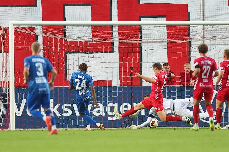 Tor für Altglienicke, Mohamed Sydney Sylla trifft zum 0:1.