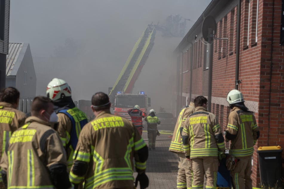 Die Feuerwehr ist aktuell in Quickborn im Großeinsatz. Es brennt im Dachbereich eines Wohn- und Geschäftsgebäudes.