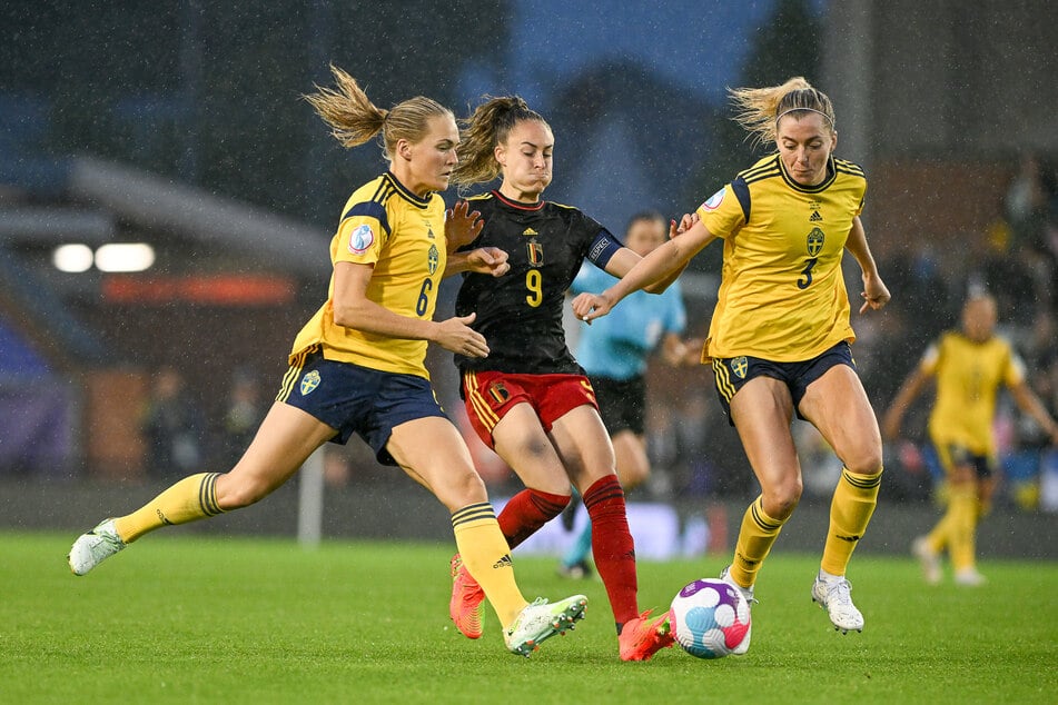 Spielerinnen mit Erfahrung: Tessa Wullaert (Mitte) gegen Magdalena Eriksson und Linda Sembrant.