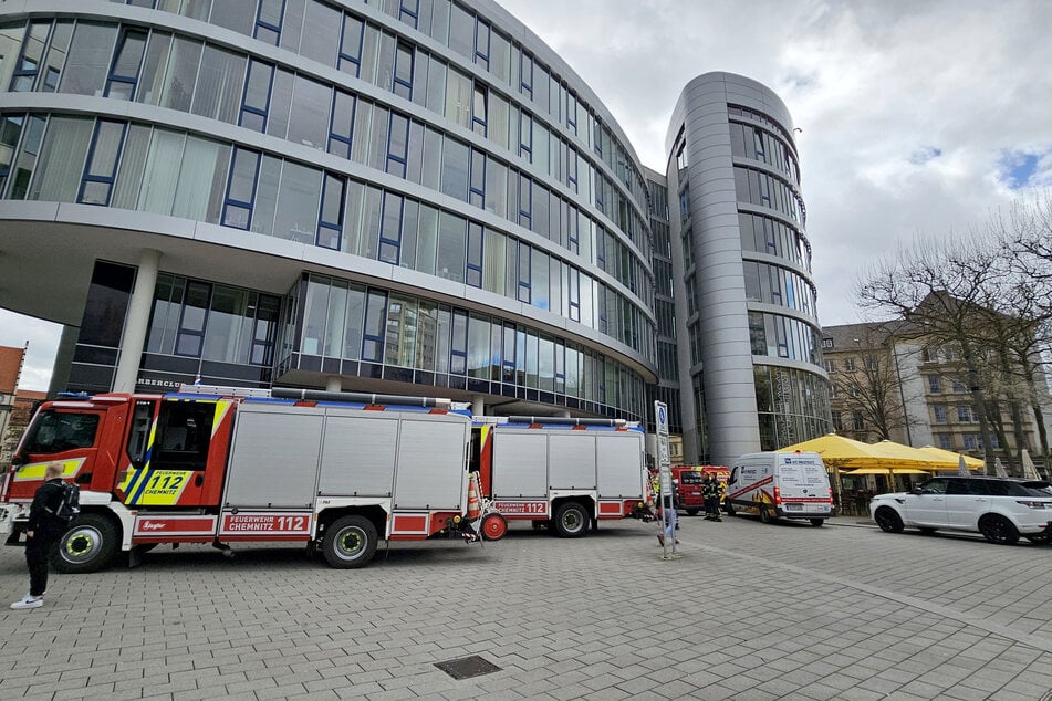 Die Chemnitzer Feuerwehr rückte am Dienstagmittag zu einem Einsatz in der City aus: Im unteren Teil des Bürgerhauses am Wall löste eine Meldeanlage aus.