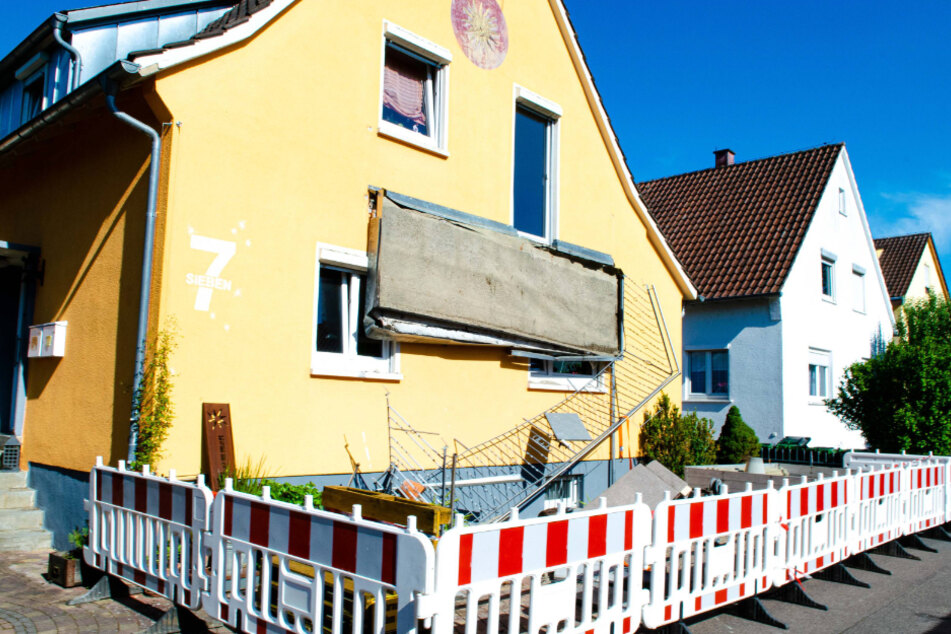 Der Balkon stürzte ab.
