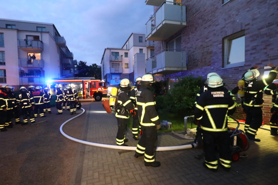 Feuerwehrleute sind in Alsterdorf im Einsatz.
