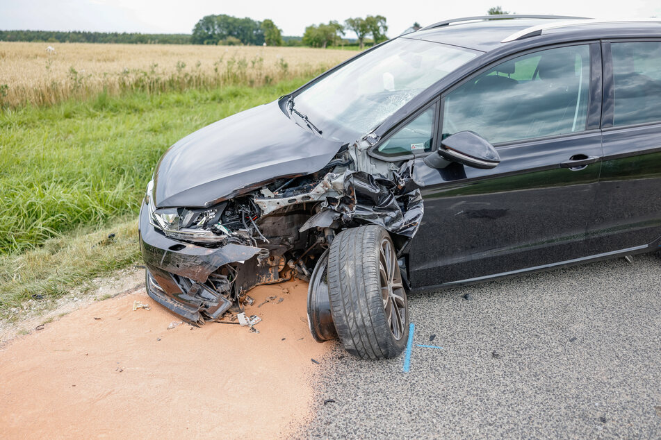 Am VW hat der Zusammenstoß mit dem Motorrad deutliche Spuren hinterlassen.