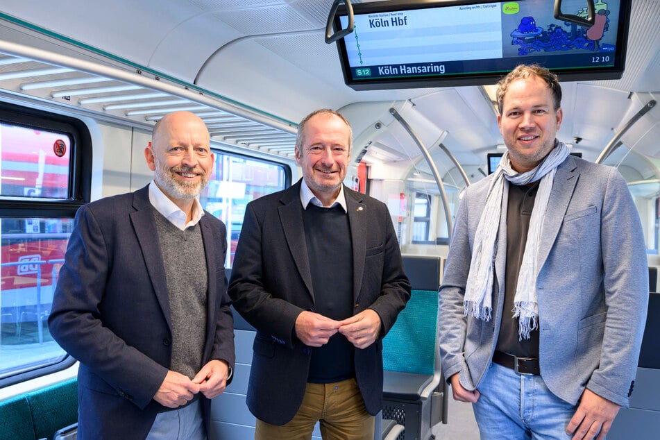 Haben am Mittwoch am Kölner Hauptbahnhof gezeigt, wie die modernisierten S-Bahnen aussehen werden (v.l.n.r.): Frederik Ley, Vorsitzender der Regionalleitung DB Regio NRW, VRR-Vorstandssprecher Oliver Wittke und go.Rheinland-Geschäftsführer Marcel Winter.