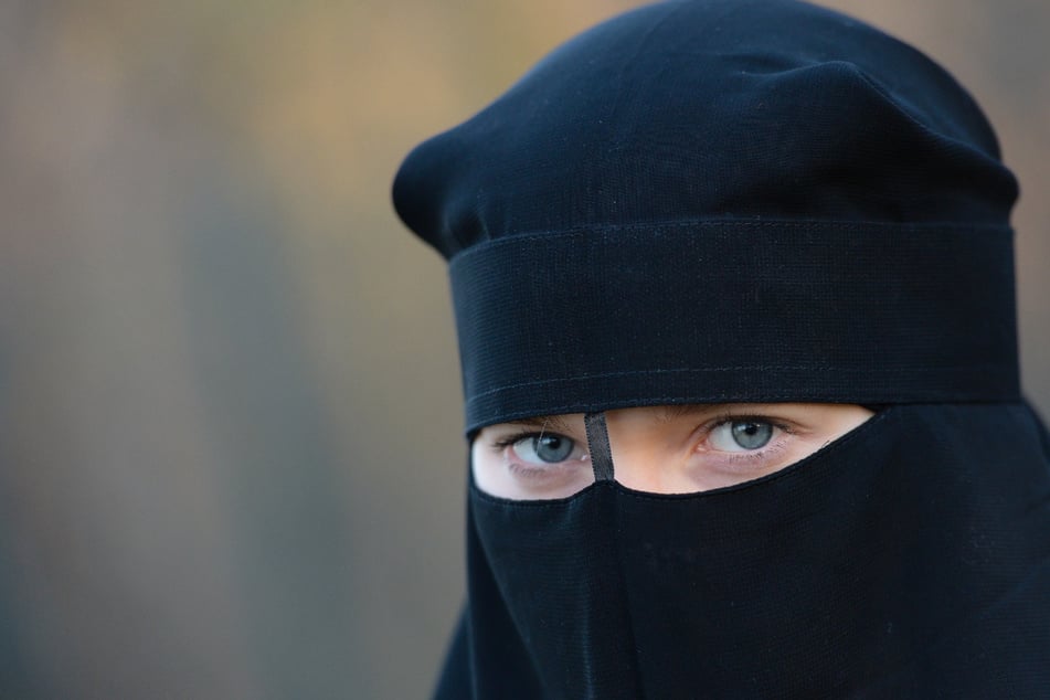 Eine Frau ist als IS-Rückkehrerin zu drei Jahren und vier Monaten Haft verurteilt worden. Sie hatte sich der Terrororganisation angeschlossen. (Symbolbild)