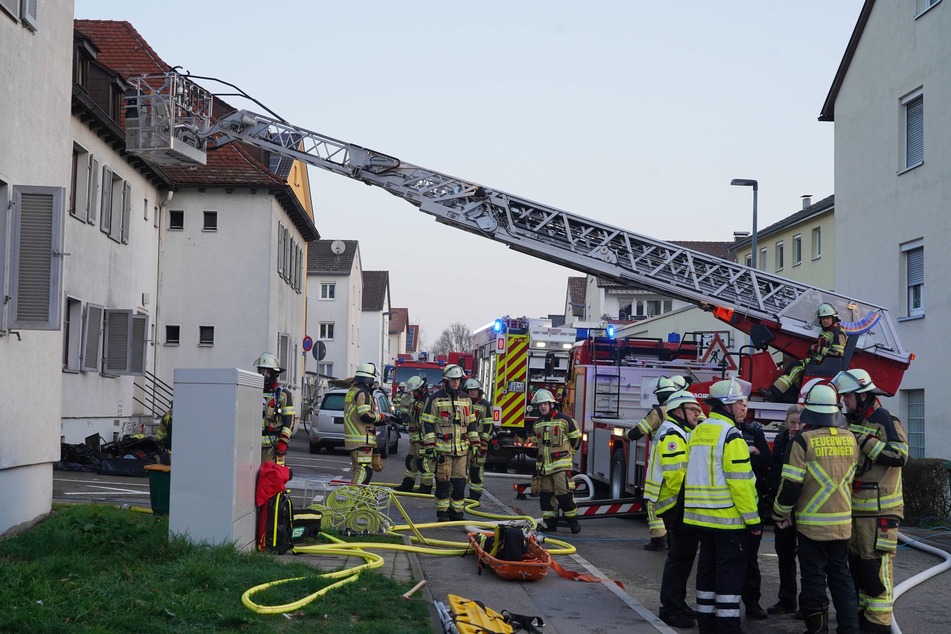 Ein Großaufgebot der Feuerwehr konnte das Feuer schließlich unter Kontrolle bringen.