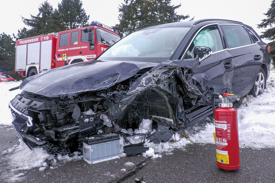 Bei einem Frontalunfall im Erzgebirge wurden zwei Personen verletzt.