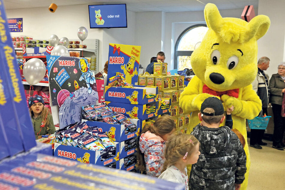 Der übergroße Haribo-Goldbär war ein Star für alle Kinder.
