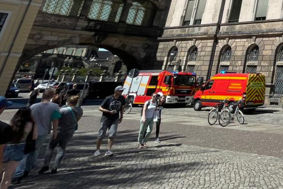 Dresden: Großes Feuerwehr-Aufgebot am Dresdner Schloss: Was ist da los?