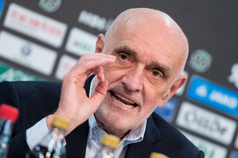 Martin Kind (77), Mehrheitsgesellschafter von Hannover 96, hat den Hamburger SV dafür kritisiert, eine staatliche Corona-Überbrückungshilfe beantragt zu haben. (Archivfoto)