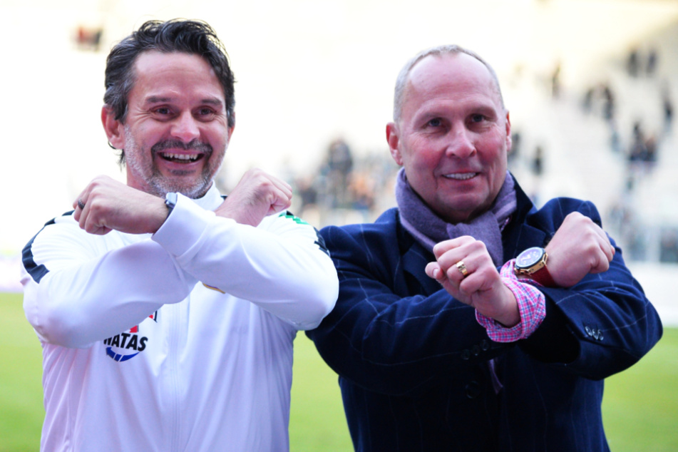 FCE-Coach Dirk Schuster (l.) und Club-Präsident Helge Leonhardt Seite an Seite mit den gekreuzten Hämmern. Mittlerweile liegt man bei einigen Themen offenbar über Kreuz.