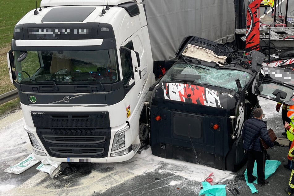 Unfall A9: Heftiger Unfall auf A9: Führerhaus wird von Sattelschlepper gerissen