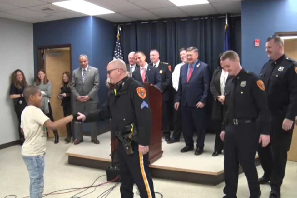 Der gerettete Achtjährige bedankte sich bei den Polizisten, die ihm an Weihnachten das Leben retteten.