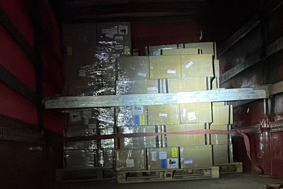 Ganze 135 Kartons waren in dem Lastwagen gestapelt.