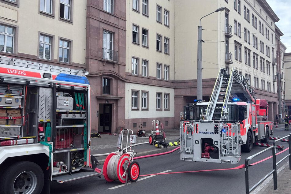 Leipzigs Feuerwehr war am Sonntagnachmittag an der Windmühlenstraße gefordert.