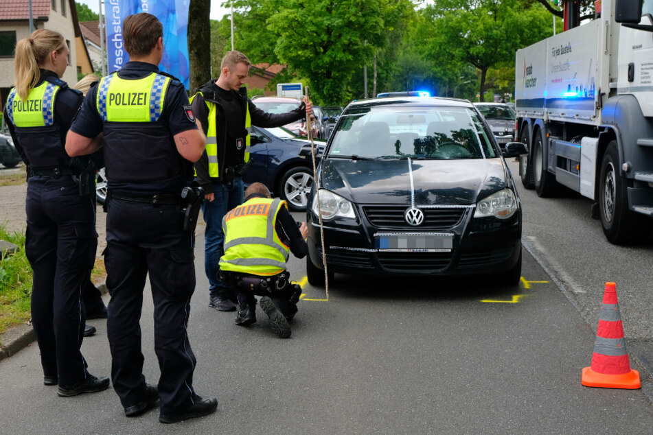 Eine 75-jährige Frau ist am Mittwoch in Hamburg von einem Auto erfasst und schwer verletzt worden.