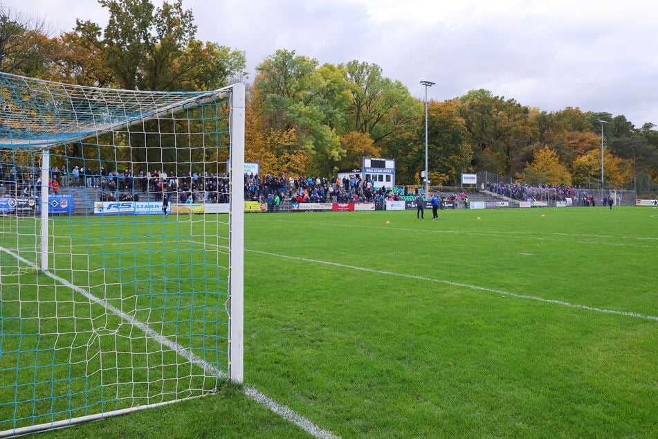 Die Riesaer Feralpi-Arena. Hier muss Zwickau am Dienstagabend gegen die Stahlwerker bestehen.