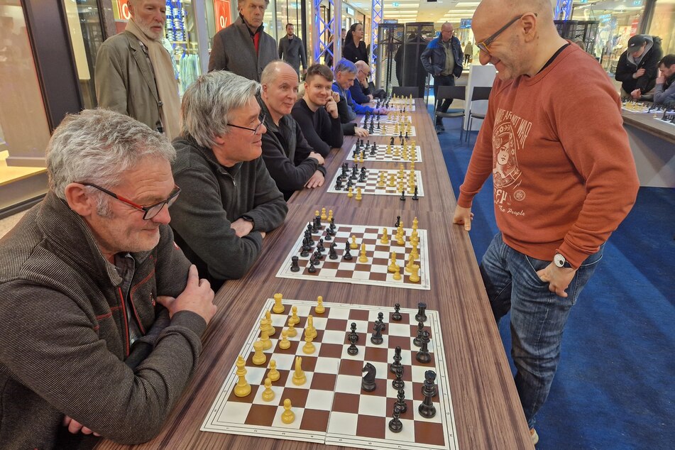 "The Big Greek" beim Simultan-Schach gegen 16 Leute gleichzeitig.