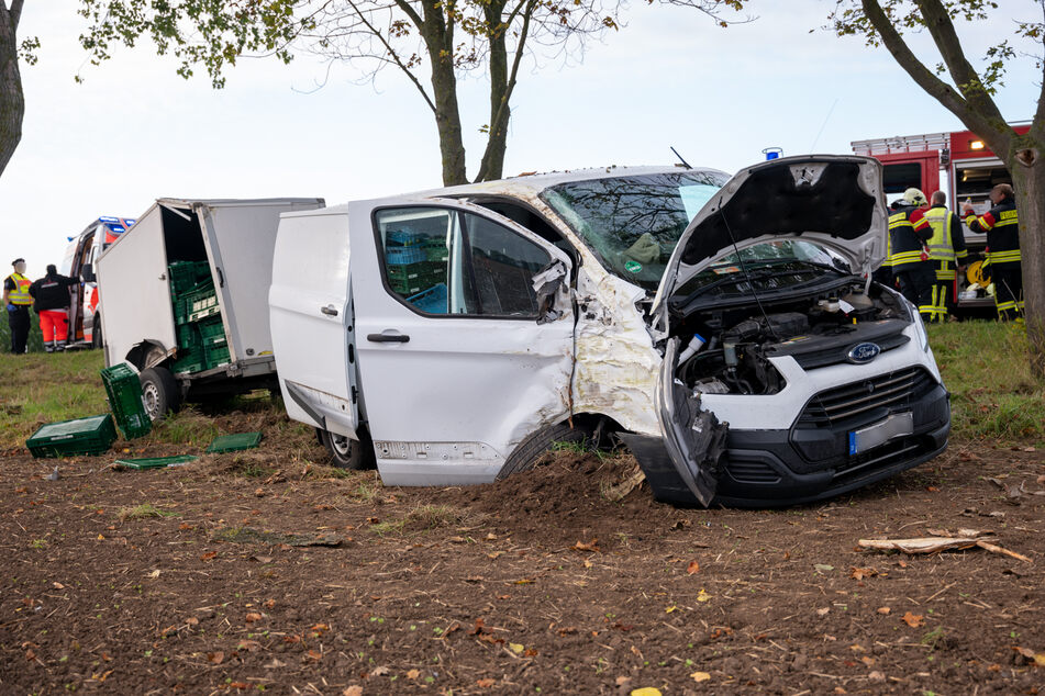 Bei dem Unfall wurde der Fahrer schwer verletzt. Die Polizei ermittelt zum Unfallhergang.
