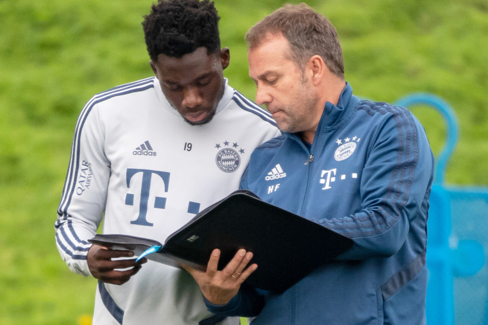 Hansi Flick (55, r.) hat beim FC Bayern alles im Griff.