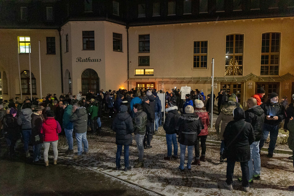Am Sonntagabend versammelten sich etliche "Corona-Spaziergänger" vor dem Rathaus in Rodewisch. Sie legten Kerzen ab, protestierten damit gegen die Corona-Impfpflicht für Pflege- und Rettungsberufe.