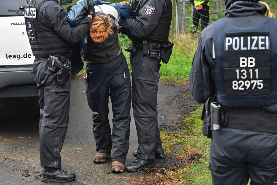 Die Polizei hat nach der Blockade-Aktion in Jänschwalde 17 Aktivisten festgenommen, die ihre Identität nicht preisgeben wollten.