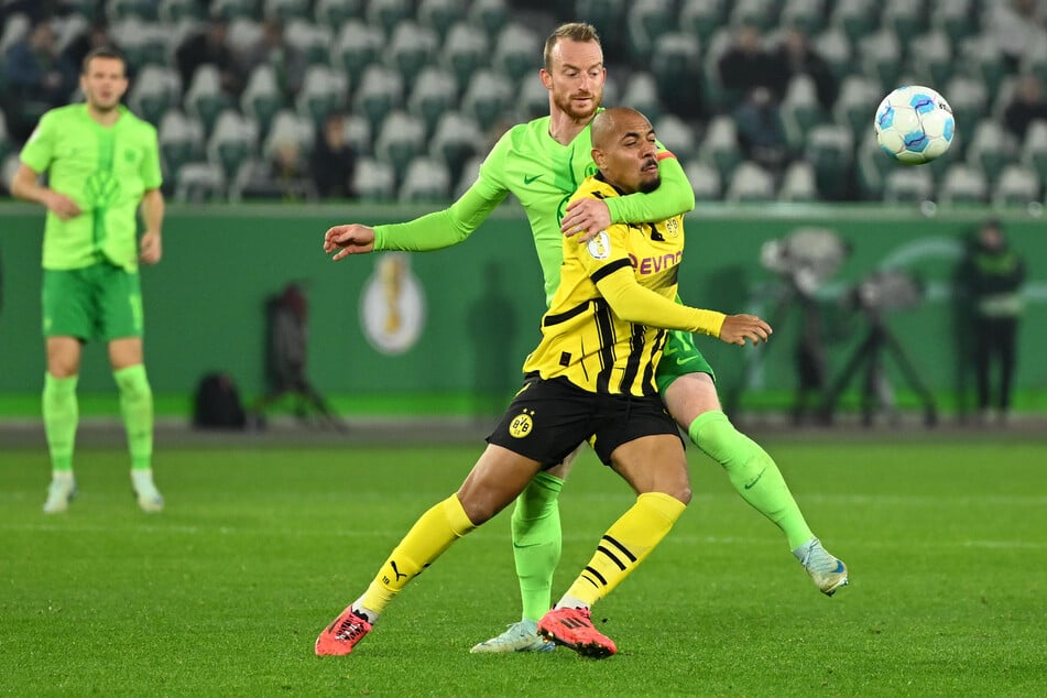 Wolfsburgs Maximilian Arnold (l.) im Zweikampf um den Ball gegen Dortmunds Donyell Malen.