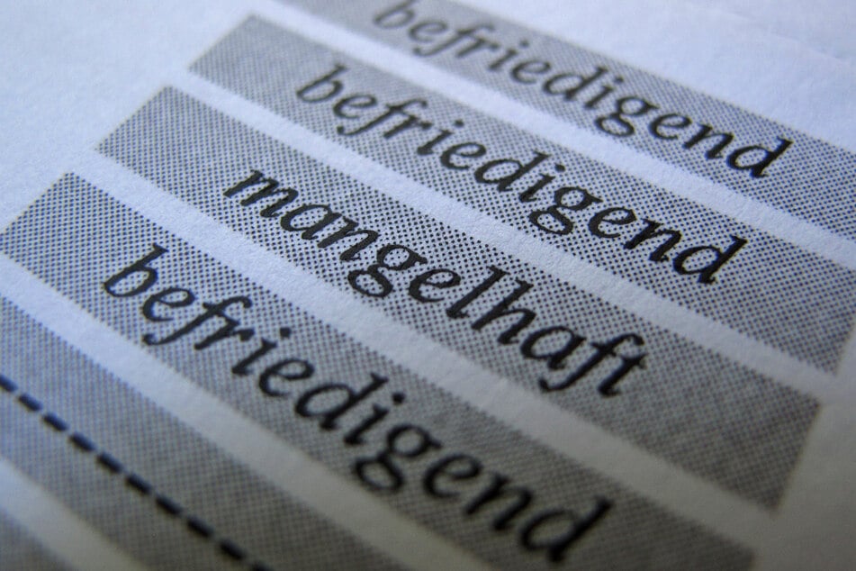 Schlechte Noten im Zeugnis? Drei Tipps, wie Eltern jetzt richtig reagieren