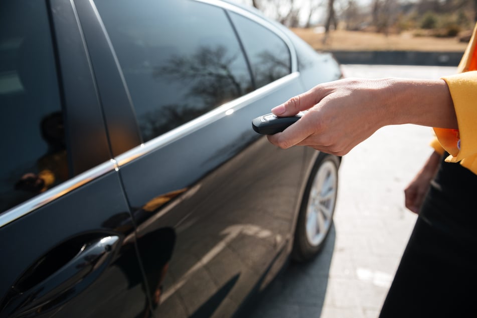 15-Jährige schnappt sich Mercedes vom Vater: Jetzt ist ein Autohaus einsturzgefährdet