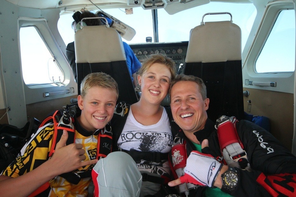 Motorsport-Idol Michael Schumacher (heute 52, r.) hier mit seinen Kindern Mick (heute 22, l.) und Gina-Maria (heute 24, m.) vor dem tragischen Unfall.