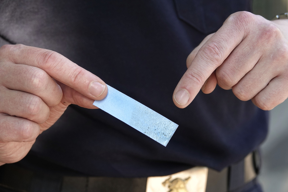 Der Teststreifen in den Händen von Amtsleiter/Feuerwehrchef Rene Kraus würde sich bei Öl dunkelblau färben.