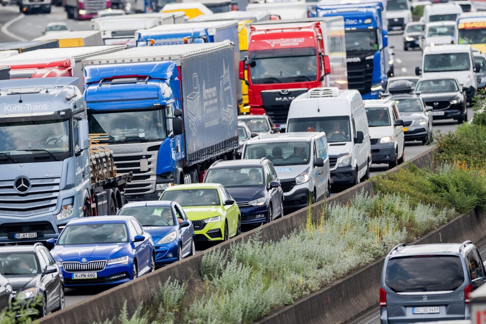 Insbesondere auf viel befahrenen Streckenabschnitten, etwa auf der A3 am Autobahndreieck Köln-Heumar, könne es laut ADAC am Mittwoch zu langen Staus kommen.