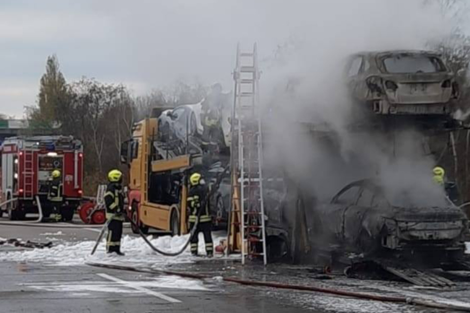 Der Brand war laut der Feuerwehr Wiedemar im Bereich des Anhängers ausgebrochen. Die Kameraden konnten ein Übergreifen der Flammen auf die Zugmaschine verhindern.