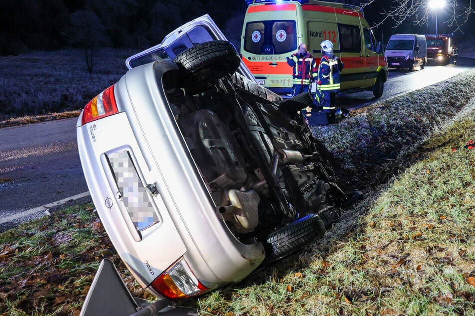 Das Auto landete auf der Seite im Straßengraben.