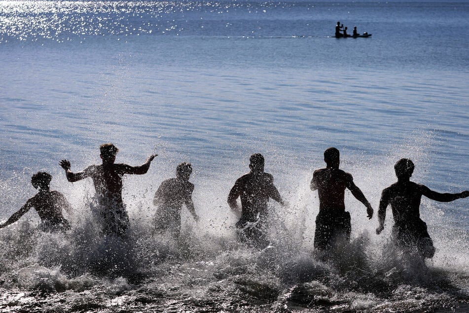 Junge Männer stürzen sich in der Starnberger See. Viele unterschätzen die Gefahren, die dort drohen.