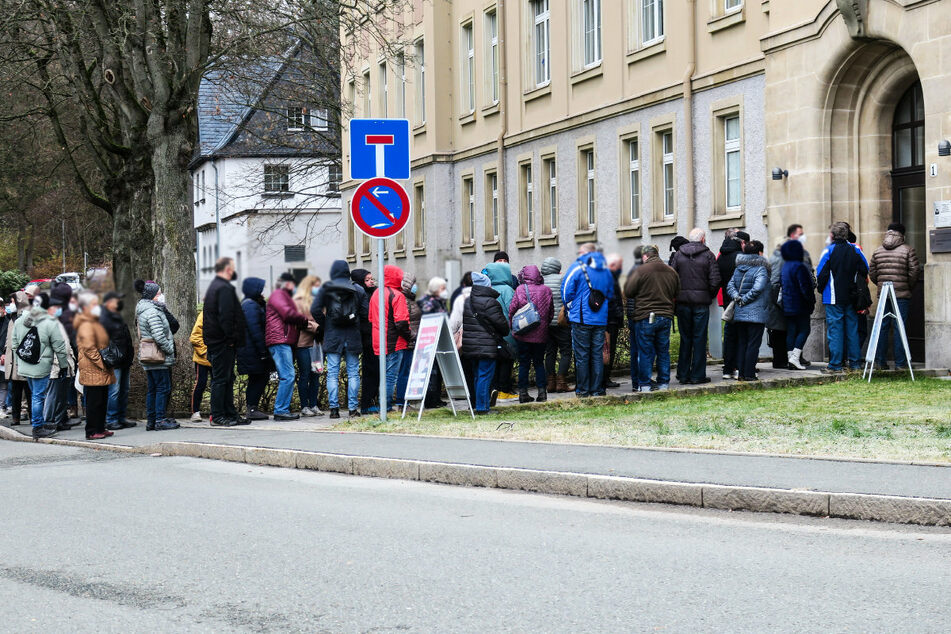 Lange Schlange an der Westsächsische Hochschule: Hier wird am Donnerstag gegen Corona geimpft.