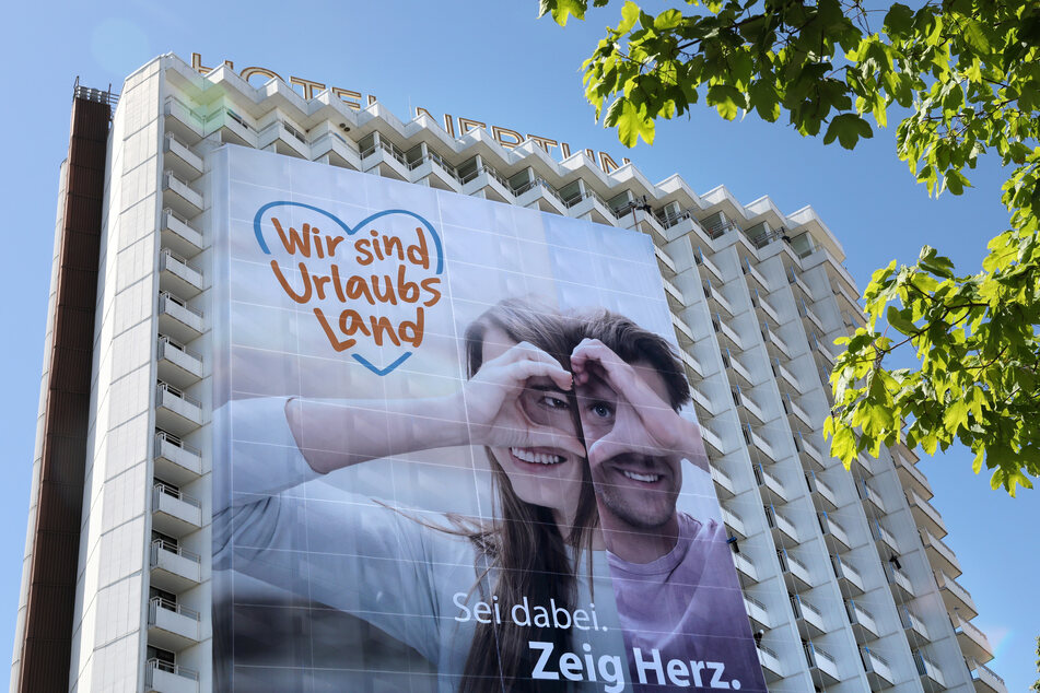 Am Hotel Neptun hängt der erste Teil eines großen Transparents mit der Aufschrift "Wir sind Urlaubsland".