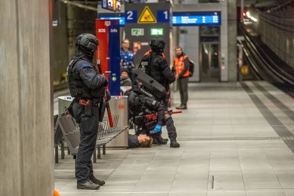 In der Übung soll ein Mann Reisende mit einem Messer angegriffen haben.