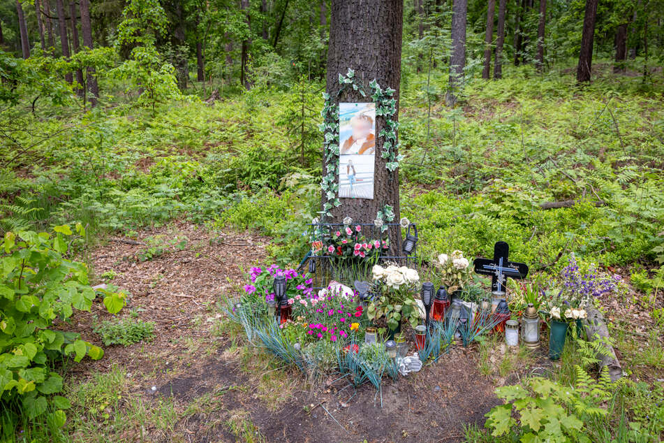 Vor zwei Jahren starb ein 18-Jähriger an derselben Stelle. Seine Angehörigen denken noch immer an den jungen Mann, bringen Blumen und Kerzen an die Unglücksstelle. Nun hat es ausgerechnet dort einen 51-jährigen Biker erwischt.