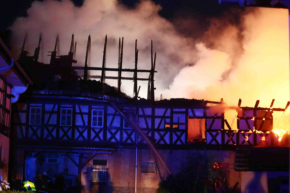 Meterhoch schlugen die Flammen am Donnerstagmorgen aus einem Vierseitenhof in Altenburg.